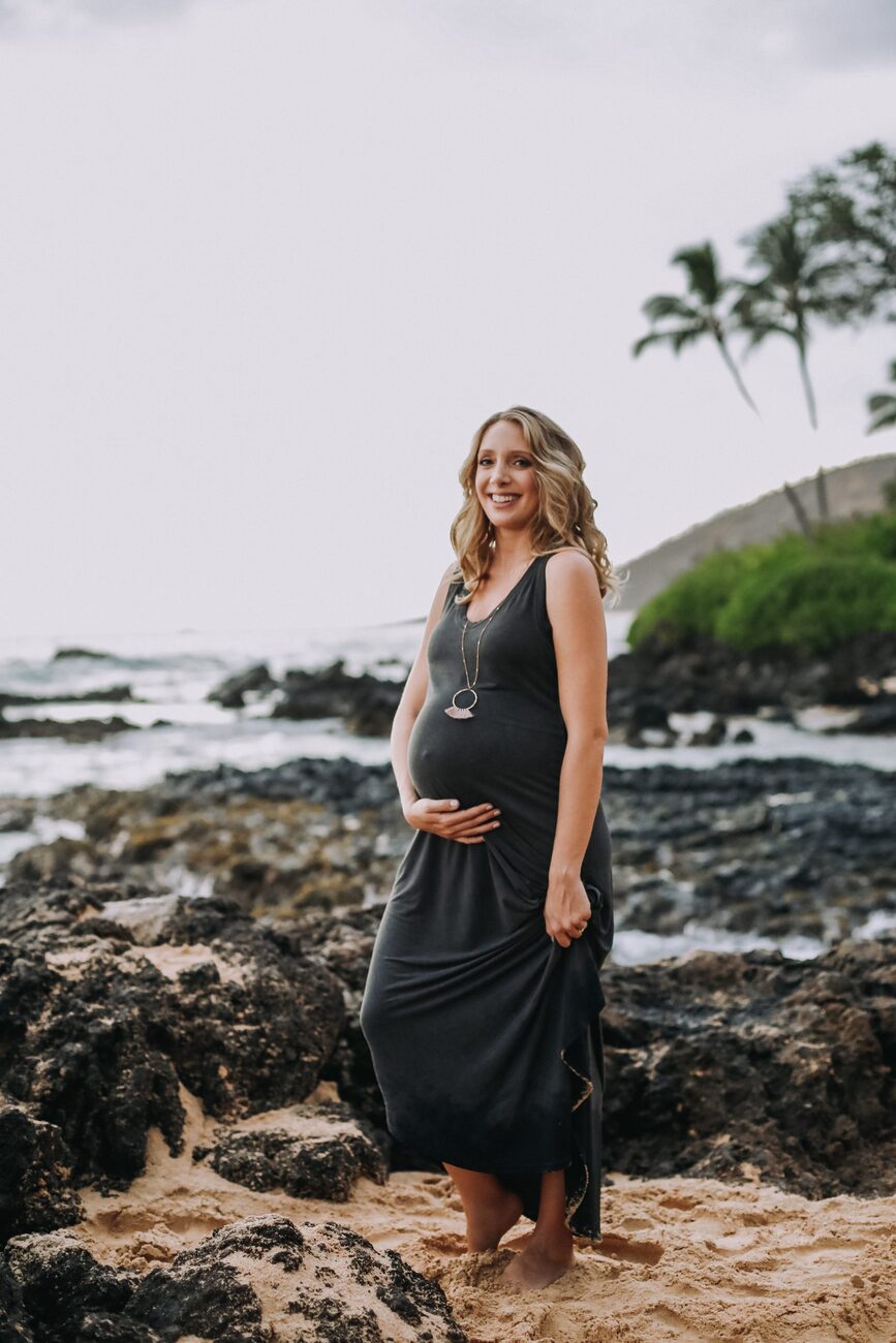 Jessie Hawaii Photography, Pregnant woman in black dress on beach
