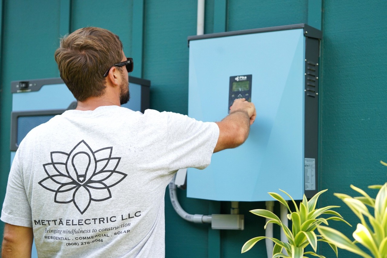 Mettā Electric crew on a recent Maui project.